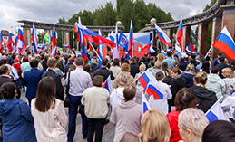 2 тыс. хантымансийцев вышли на митинг в честь Дня флага России