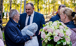 Максим Ряшин поздравил с юбилеем почётного хантымансийца Валерия Анисимова