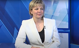 В студии замдиректора департамента соцразвития Югры Ирина Молданова