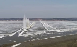На ледовых переправах реки Обь взорвали лёд