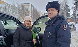 Накануне 8 Марта мужчины прямо на улице дарили женщинам цветы