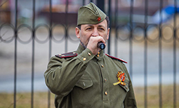 Артисты «Октября» поздравили ветеранов с Днём Победы