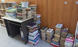 Почти 400 книг передала жительница Ханты-Мансийска в библиотеки города