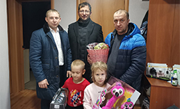 В Ханты-Мансийске депутаты помогли пострадавшей при пожаре семье 