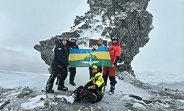 Хантымансийцы водрузили флаг окружной столицы на перевале Дятлова