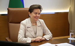 Наталья Комарова попила чай с семьёй из Ханты-Мансийска