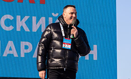 Солист «Иванушки International» исполнил гимн Югорского лыжного марафона