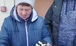 Югорчанка вяжет носки для бойцов СВО 