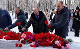 Единороссы приняли участие в возложении цветов в парке Победы 