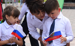 Многодетная семья Галеевых поздравила горожан, спев гимн России
