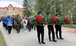 Хантымансийцы возложили цветы ко Дню окончания Ленинградской битвы