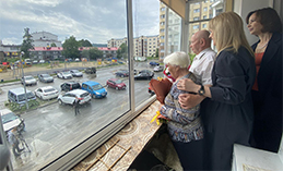 Труженикам тыла Тумановым вручили подарки от главы Ханты-Мансийска