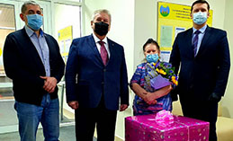 Борис Хохряков передал стиральную машину хантымансийской пенсионерке