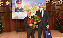 Максим Ряшин наградил ветеранов за заслуги перед Ханты-Мансийском