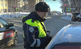 Сотрудники Госавтоинспекции проверили ханты-мансийских таксистов