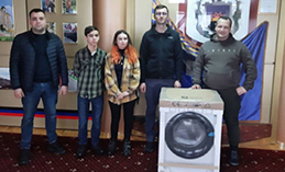 Единороссы Югры помогли многодетной семье из Макеевки