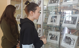 В Ханты-Мансийске открылась выставка семейных портретов обских угров