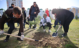 Команда Югры приняла участие в благоустройстве парка «Лес Победы»