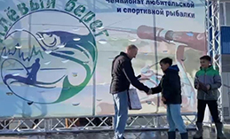 Юным рыбакам вручили подарки от единороссов