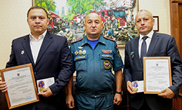 Сотрудников «Самаровского чугаса» наградили медалями МЧС России 