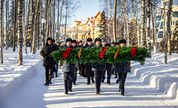23 февраля в столице Югры возложили цветы к Вечному огню Мемориала Славы