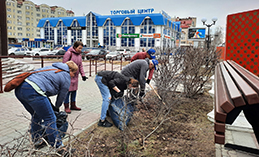 Единороссы Ханты-Мансийска приняли участие в городском субботнике