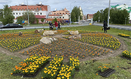 Ханты-Мансийск начали украшать цветами