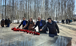 Единороссы Ханты-Мансийска возложили цветы в Парке Победы