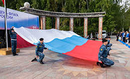 Максим Ряшин поздравил хантымансийцев с Днём Государственного флага