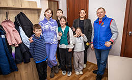 Многодетной маме из Ханты-Мансийска помогли переехать в новую квартиру
