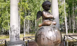 Хулиганы изрисовали беседку в парке им. Лосева 