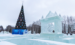 На Центральной площади Ханты-Мансийска достроили ледовый городок