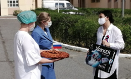  Артисты испекли пирог и сказали врачам «Спасибо!»