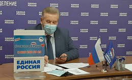 Борис Хохряков ответил на звонки югорчан на волонтёрской «горячей линии»