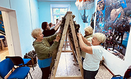 Хантымансийцы плетут маскировочные сети