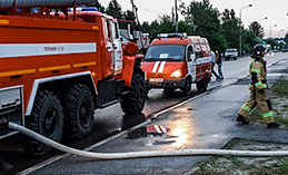 Пожарные спасли 19 человек из горящего дома в Ханты-Мансийске