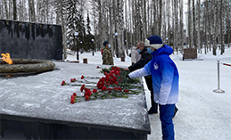 В Ханты-Мансийске возложили цветы в День Неизвестного солдата