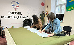 Волонтёры Ханты-Мансийска шьют носилки для военнослужащих