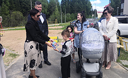 В День защиты детей депутаты вручили подарки юным хантымансийцам