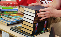 Школьники Ханты-Мансийска поучаствовали в акции книгодарения