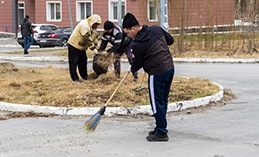 Жители улицы Югорская в Ханты-Мансийске провели совместный субботник