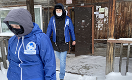 Волонтёры Ханты-Мансийска поздравляют ветеранов с Новым годом