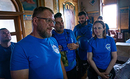 Добровольцы Гумкорпуса восстанавливают храм в Авдеевке