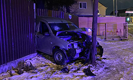 В Ханты-Мансийске автомобилист пытался скрыться от ДПС и врезался в фонарь