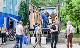 Порядка 20 тонн гумгруза отправили из Ханты-Мансийска бойцам СВО