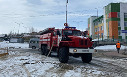 Пожарные Ханты-Мансийска потушили «условный» огонь в жилом доме