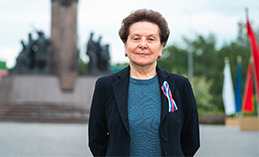 Наталья Комарова поздравила югорчан с Днём России