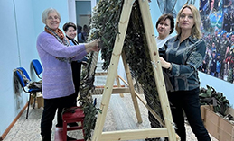Участницы «Женского движения ЕР» плели маскировочные сети для бойцов 