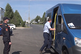 Бросают руль, чтобы надеть маску