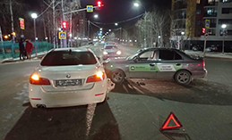 Два человека пострадали в ДТП на пересечении ул. Мира и ул. Строителей в Ханты-Мансийске